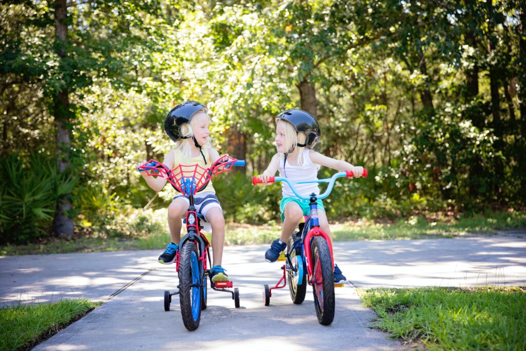 自転車に乗る子供たち